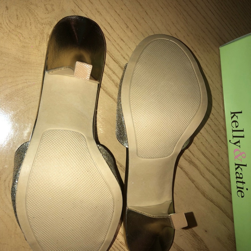 BRAND NEW GOLD HEELS